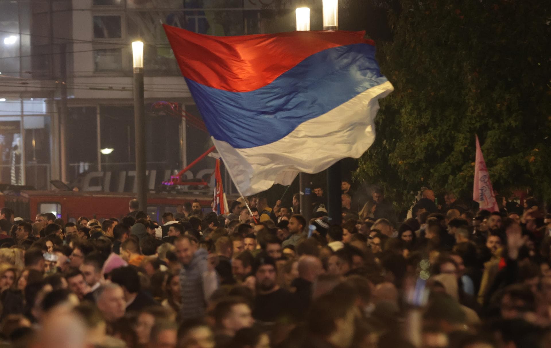 La opositora Lista de Estudiantes serbia gana con mayoría absoluta
