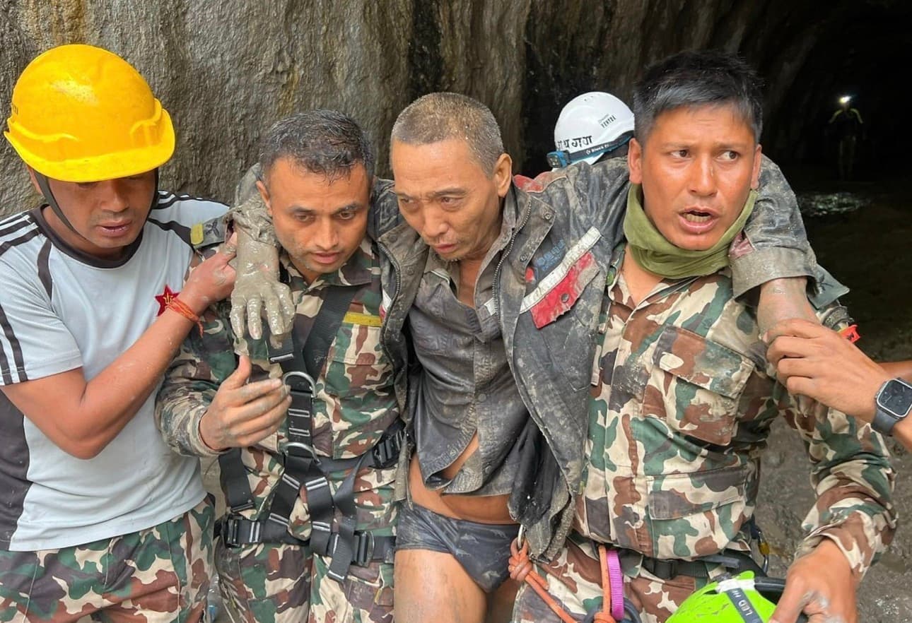 Nepal y China sitúan en 1,372 los muertos doce días después de las devastadoras riadas