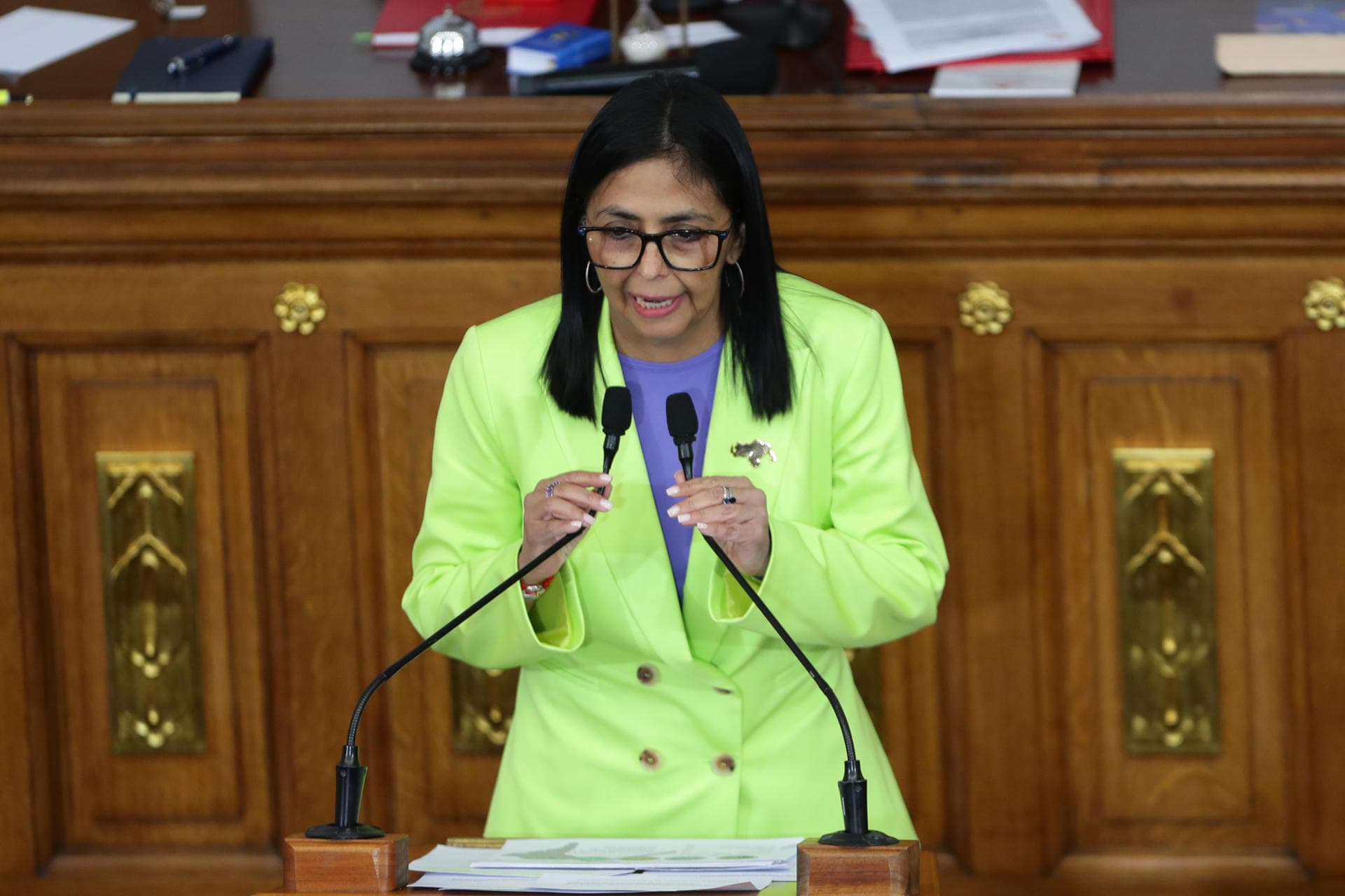 Universitarios confrontan a Delcy Rodríguez para exigir la liberación de presos políticos