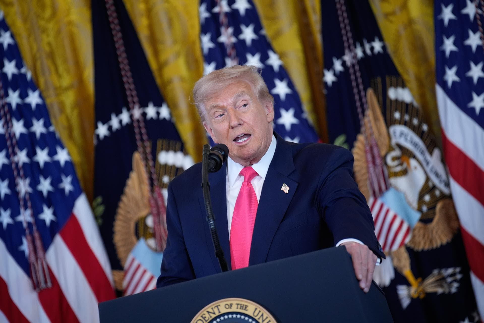 "Epstein inventaba memos sobre mí; averigüen qué sabía de Clinton", dice Trump