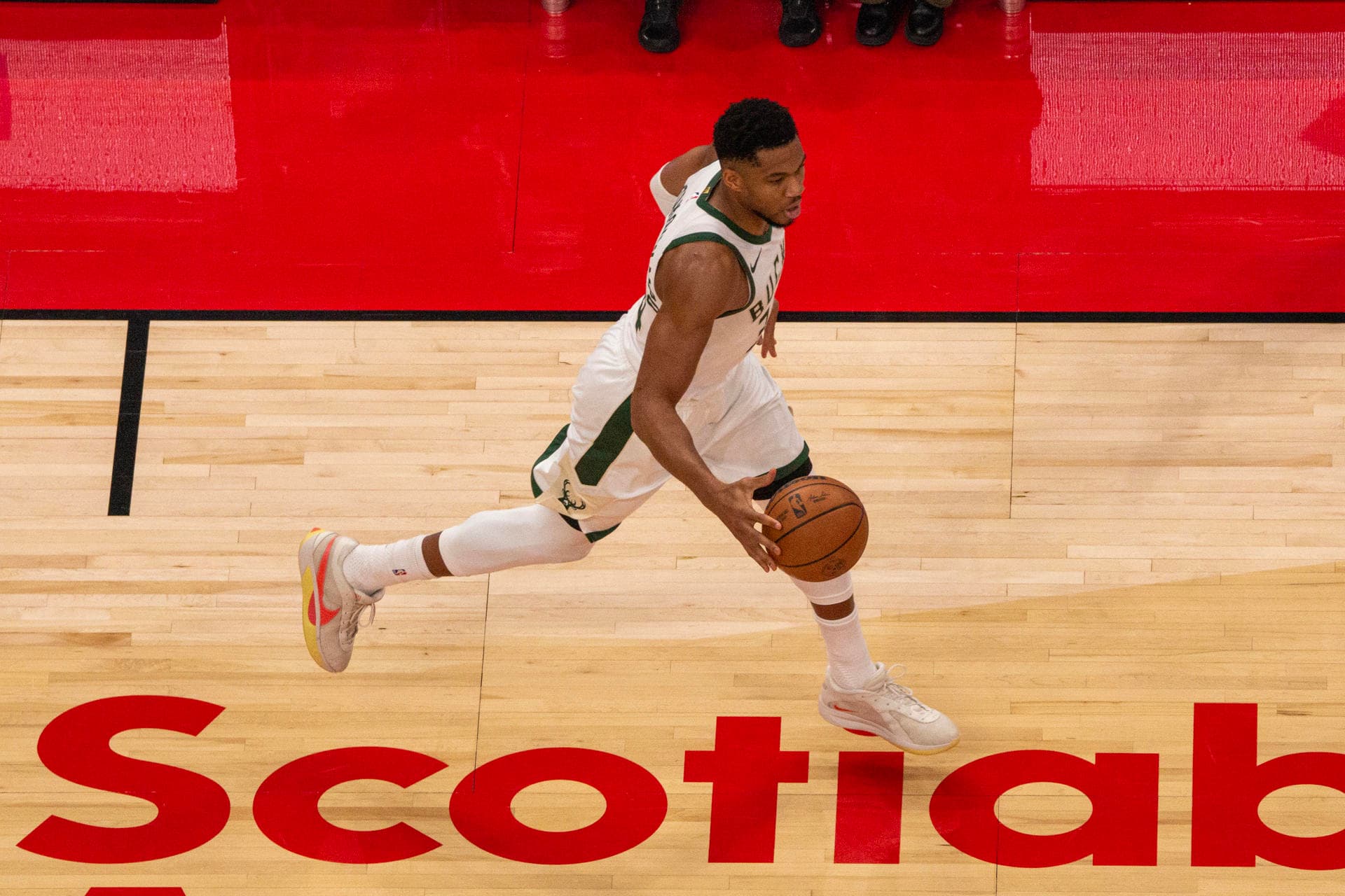 Los Raptors inician la temporada en casa con una derrota ante los Bucks
