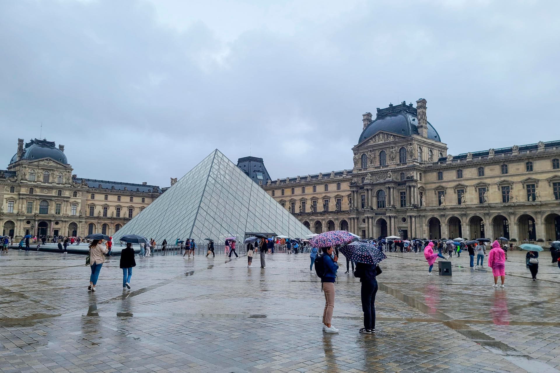 Las joyas robadas en el Louvre tienen un valor incalculable, dice el ministro del Interior