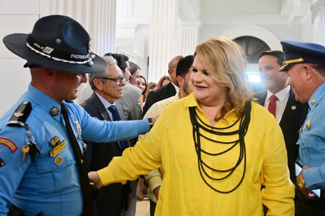 Gobernadora defiende firma de enmiendas a ley de transparencia