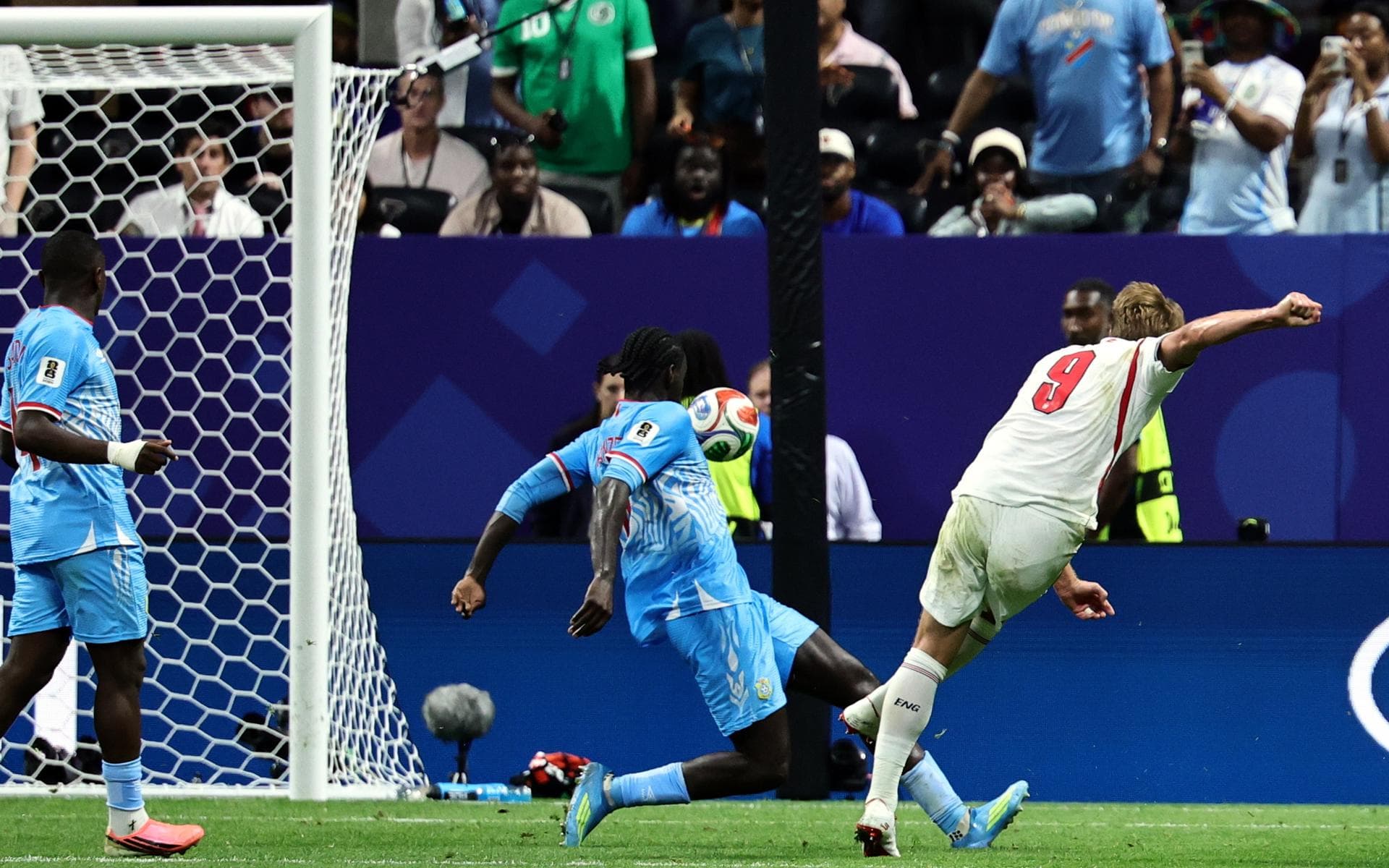 Kane rescata a Inglaterra en una trabajada victoria ante RD Congo