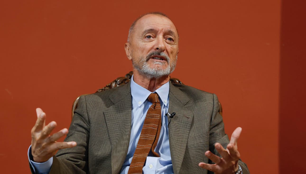 Pérez-Reverte denuncia amenazas izquierdistas y aplaza unos debates sobre la Guerra Civil