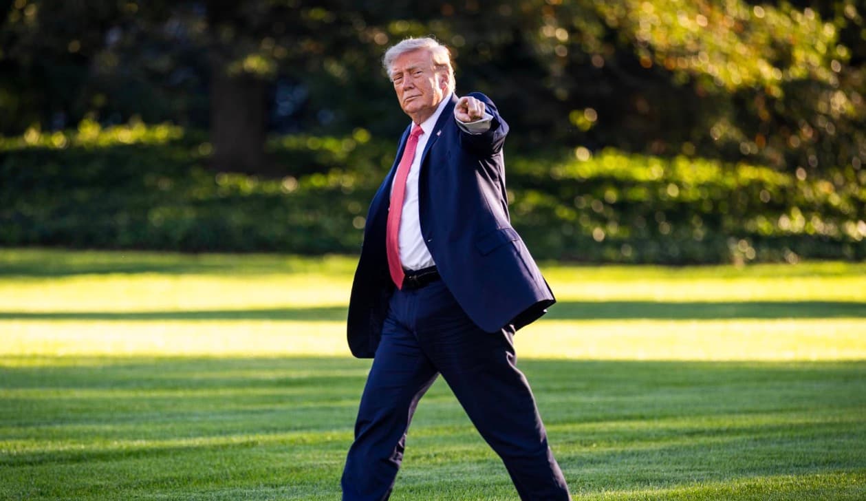 Trump sopesa convertir sala de prensa de la Casa Blanca en piscina como su "último legado"