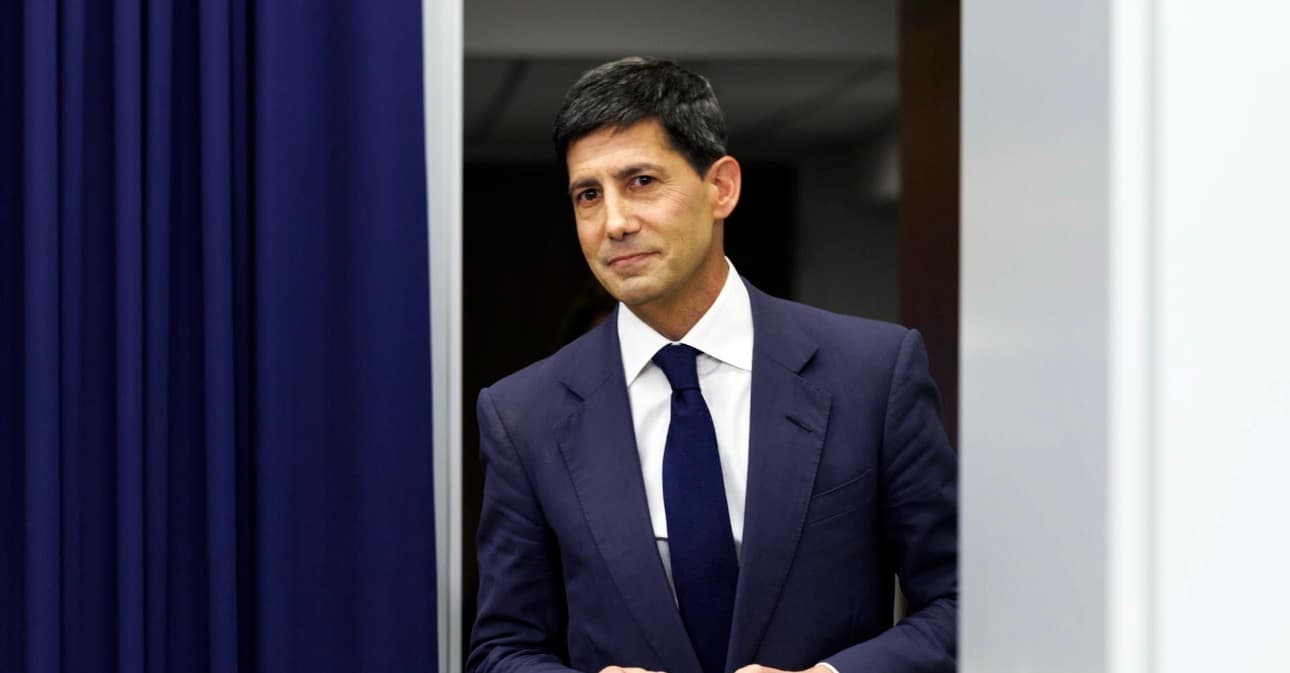 Warsh evita anticipar movimientos de tasas de interés y pide mejorar comunicación de bancos centrales