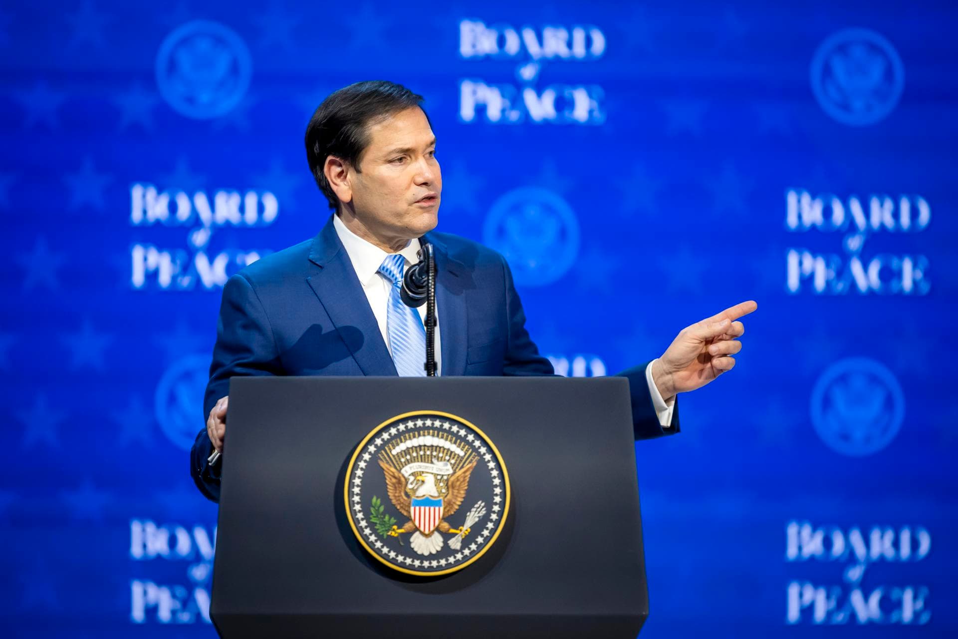 EEUU tiende la mano a Europa, pero con una "revitalización" de los lazos bajo sus términos