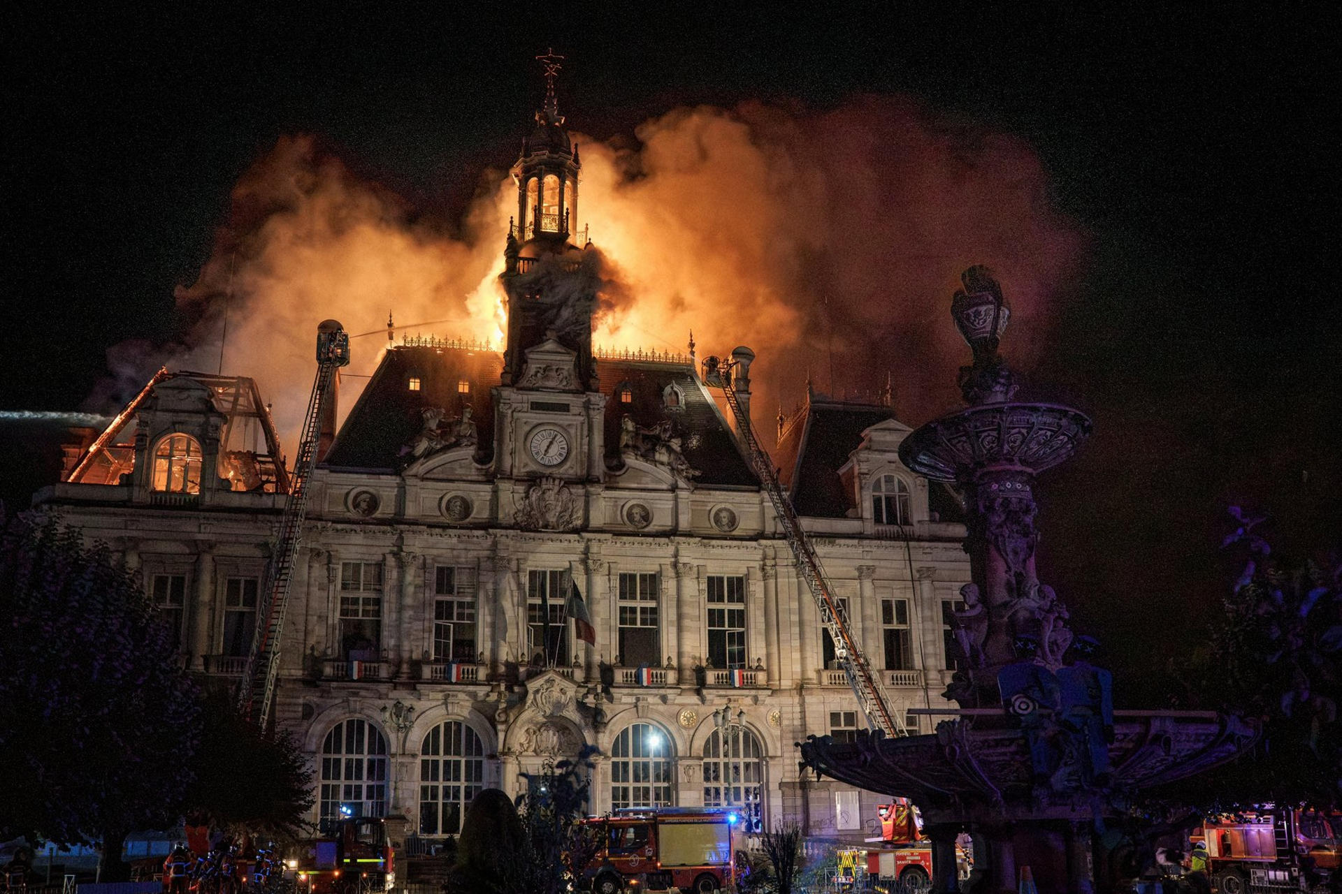 Imagen de la cobertura de: Incendio en Limoges destruye el Ayuntamiento durante una protesta