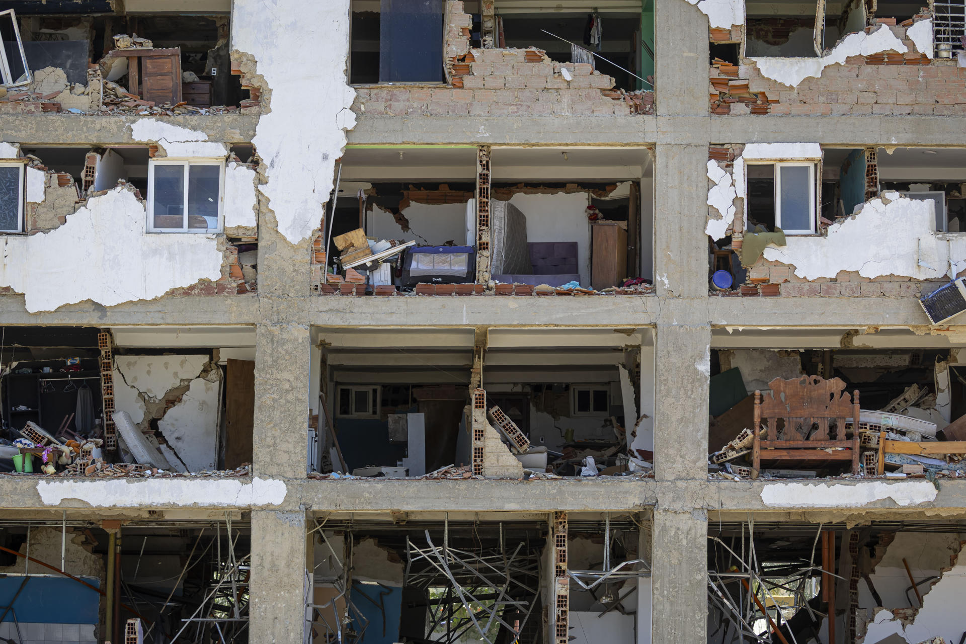 Imagen de la cobertura de: Sube a 6,438 la cifra de muertos por el doble terremoto en Venezuela