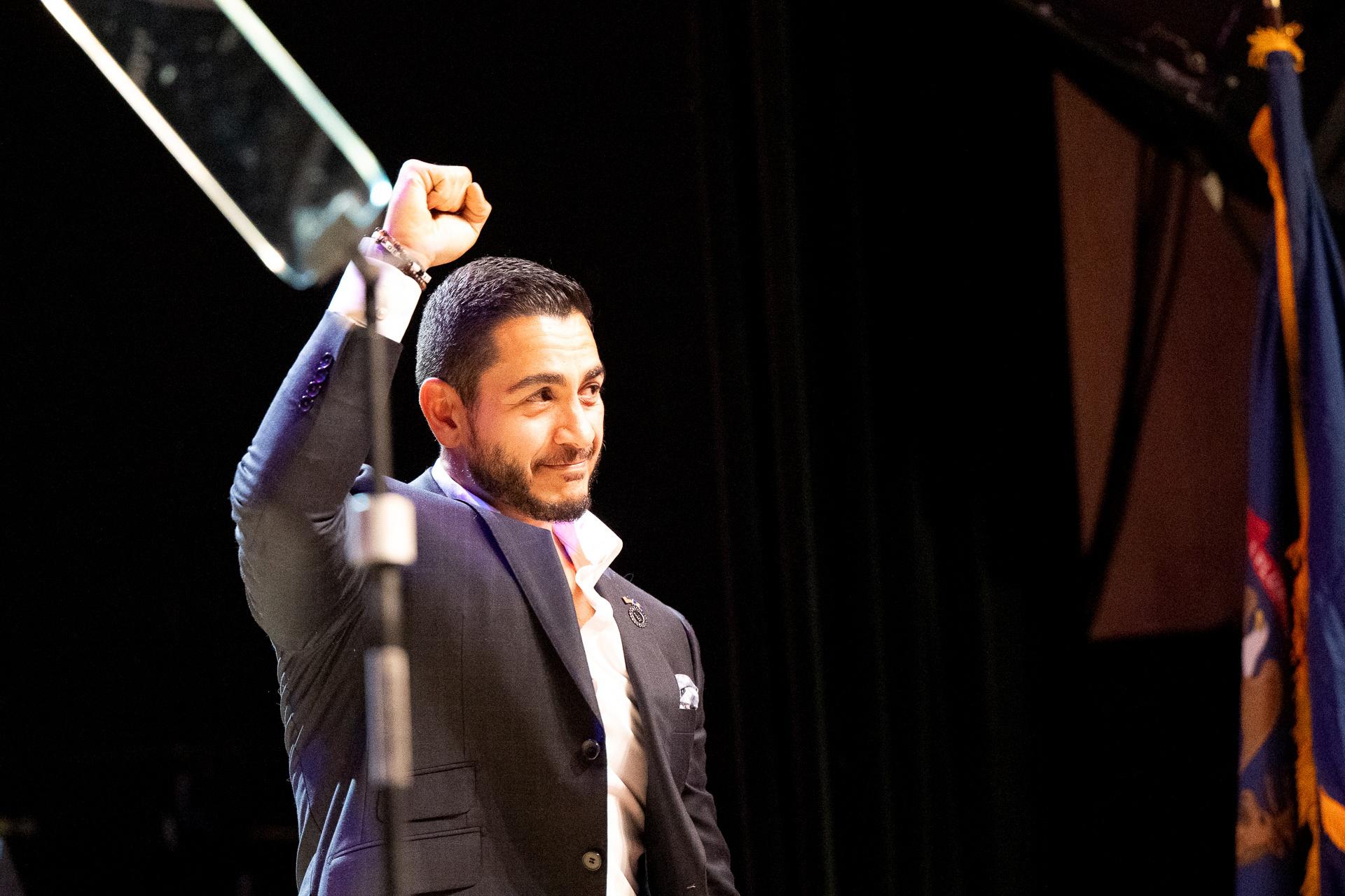 Imagen del artículo de NewsPR: Izquierdista Abdul El-Sayed gana reñida primaria demócrata al Senado en Míchigan
