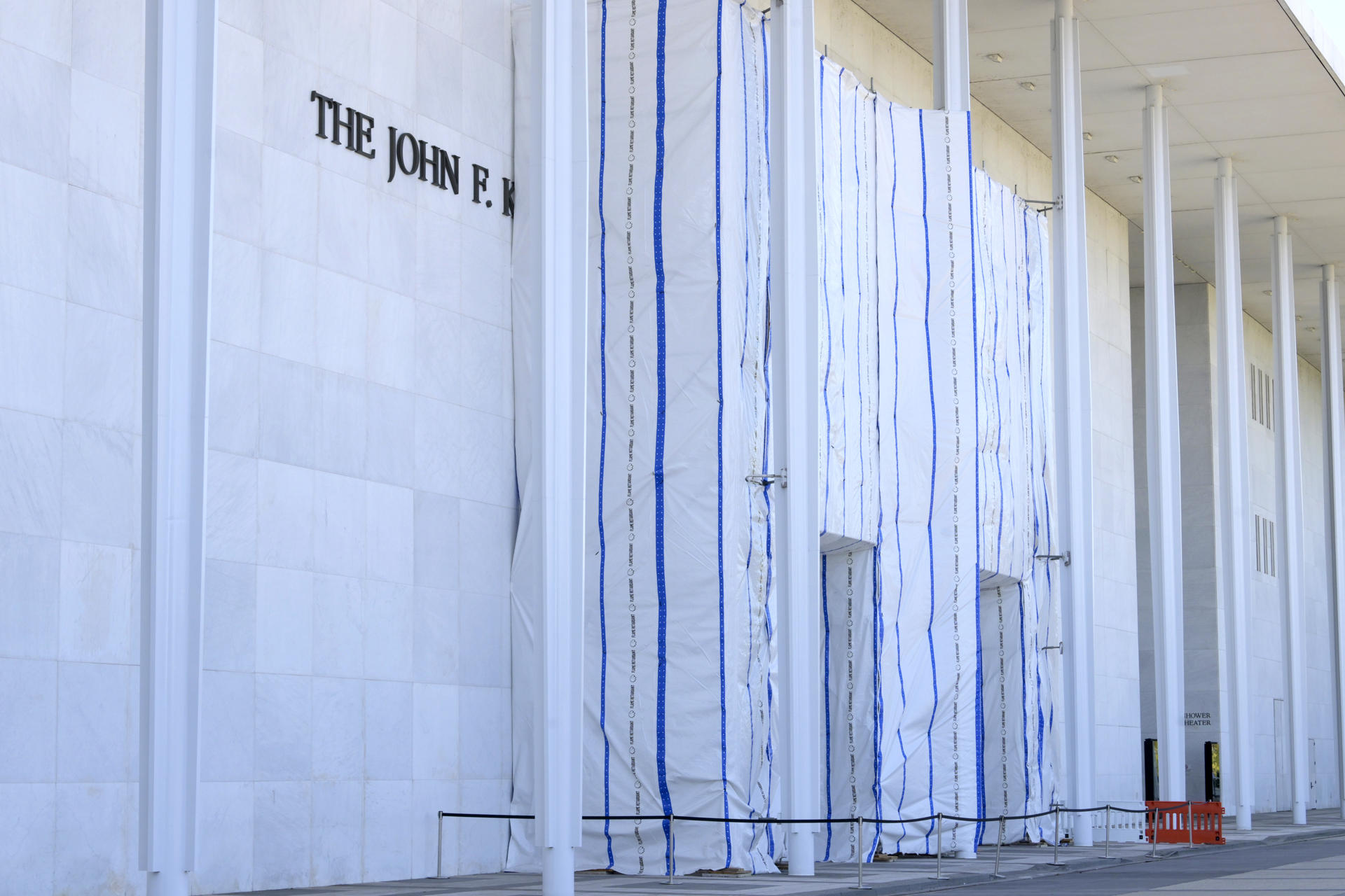 Imagen del artículo de NewsPR: Trump cierra el Kennedy Center porque le impiden ponerle su nombre