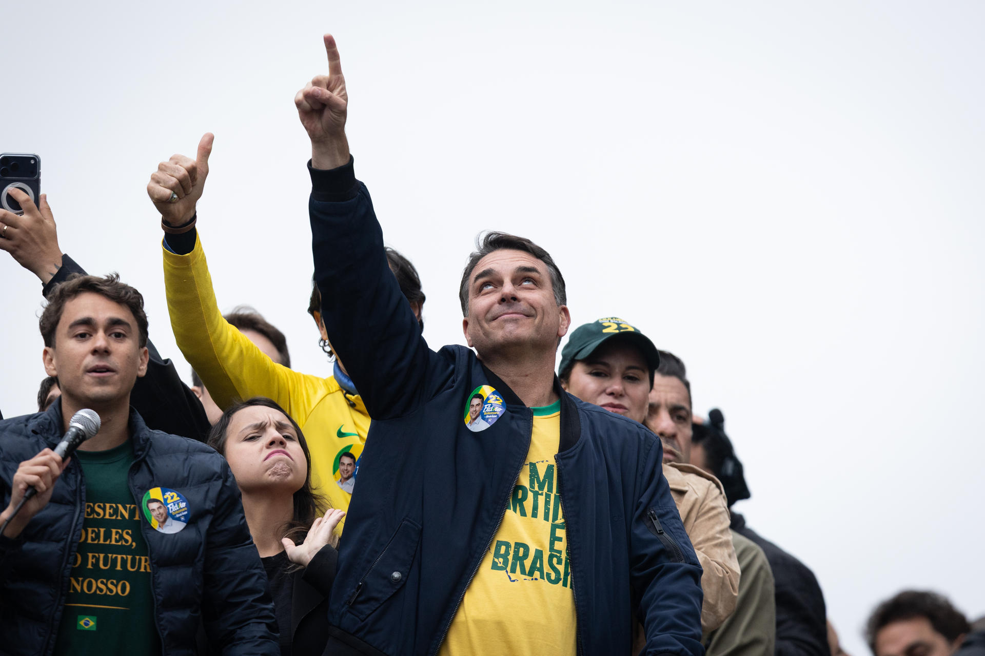 Imagen del artículo de NewsPR: Flávio Bolsonaro supera a Lula en primera vuelta y Brasil decidirá su presidencia el 25 de octubre