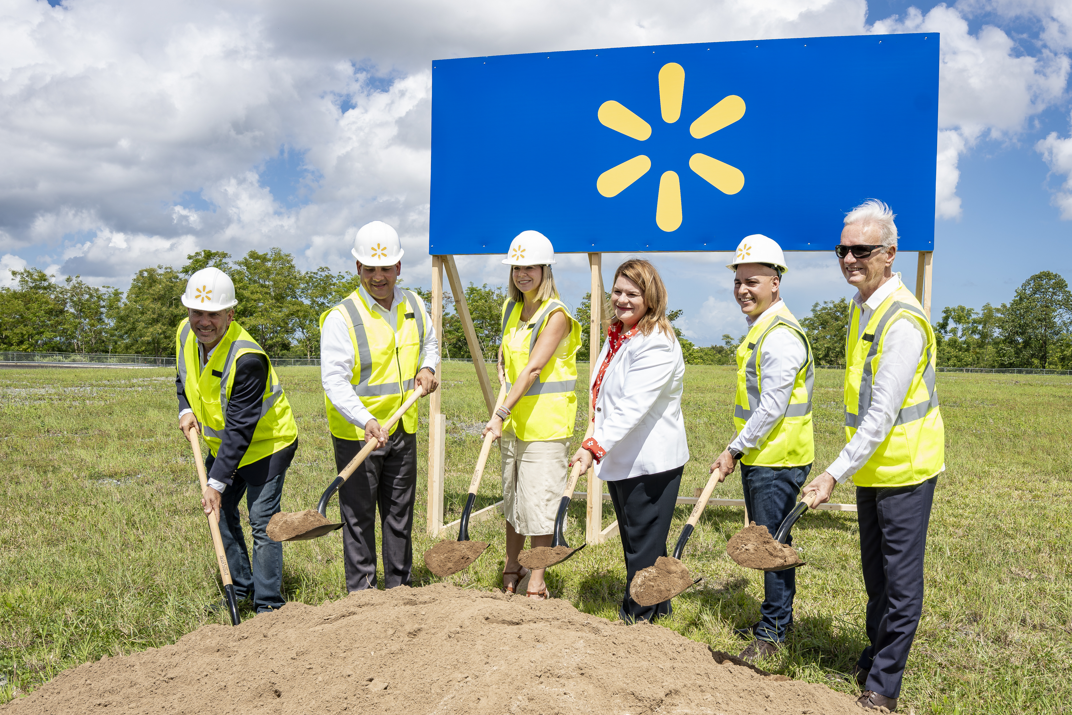 Imagen del artículo de NewsPR: Walmart coloca primera piedra de su tienda número 19 en Puerto Rico y anuncia inversión de $65 millones