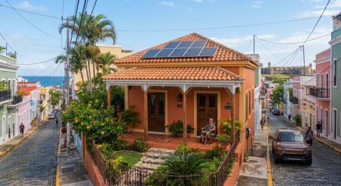 Imagen del artículo de NewsPR: Puerto Rico ocupa el tercer lugar en hogares con paneles solares en Estados Unidos