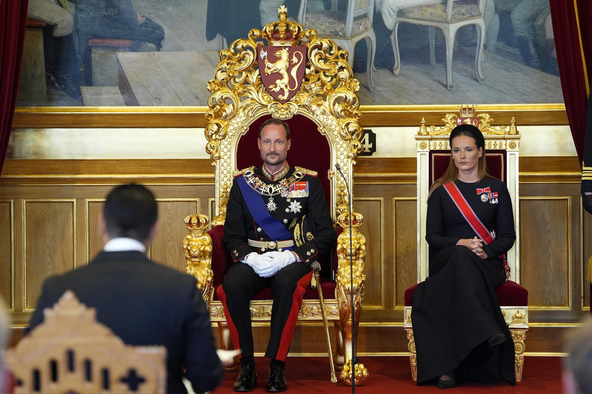 Imagen del artículo de NewsPR: Haakon VIII jura la Constitución y cientos de noruegos desfilan ante féretro de Harald V