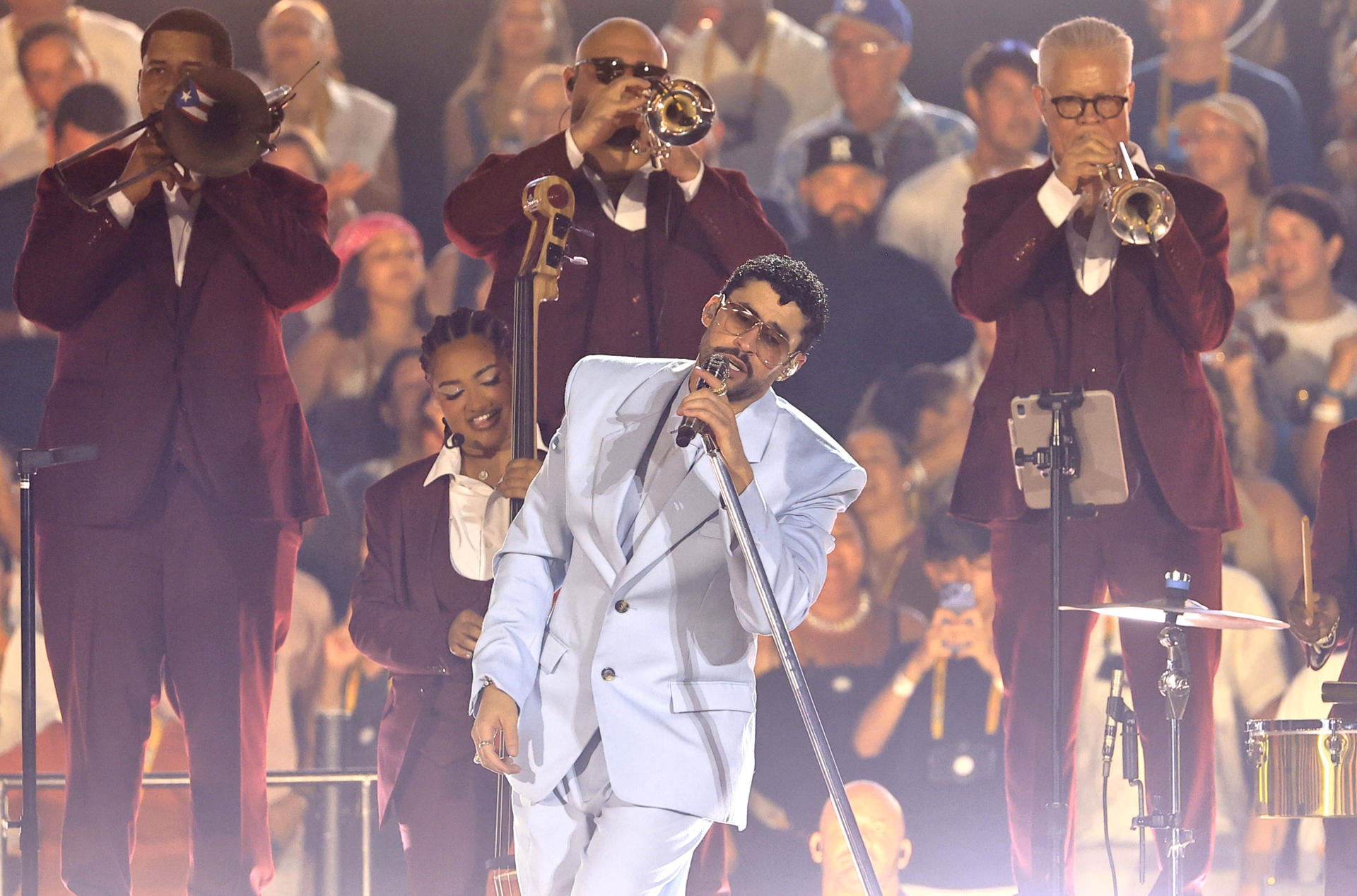 Imagen del artículo de NewsPR: Bad Bunny concluye su gira 'Debí tirar más fotos' con 3.1 millones de entradas vendidas
