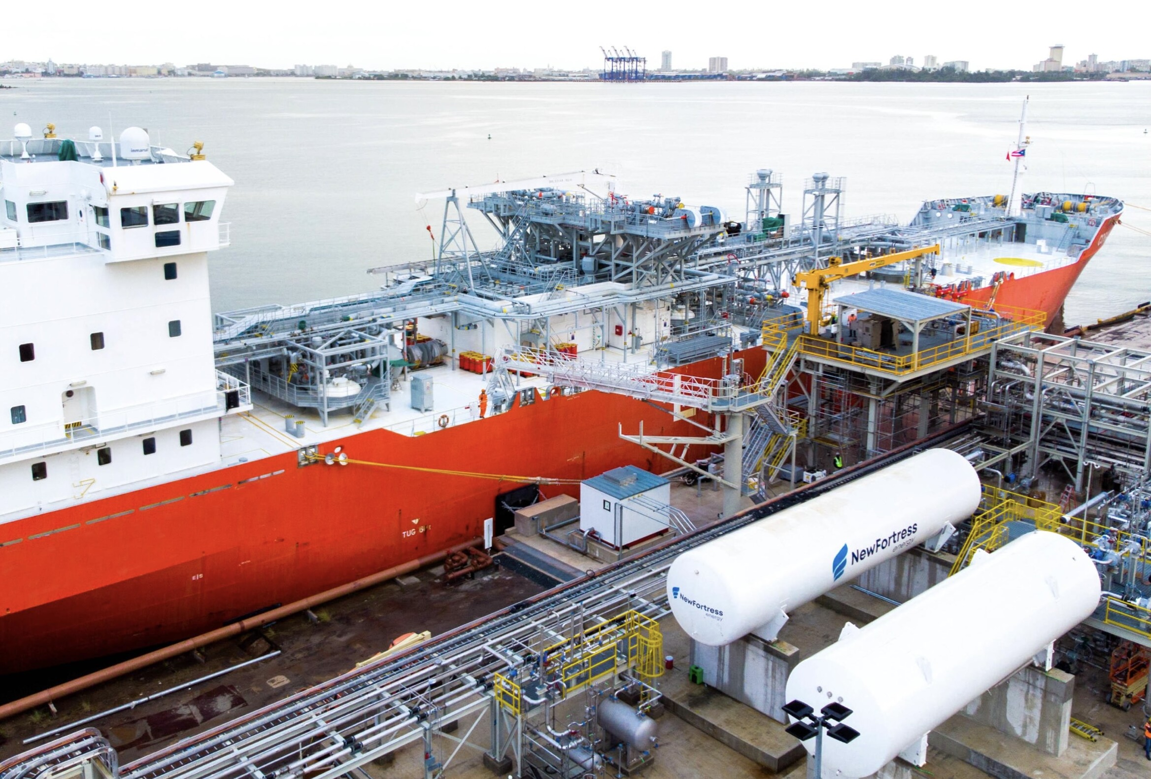 Imagen del artículo de NewsPR: Gobernadora ordena demandar a NFE para utilizar alternativas al combustible