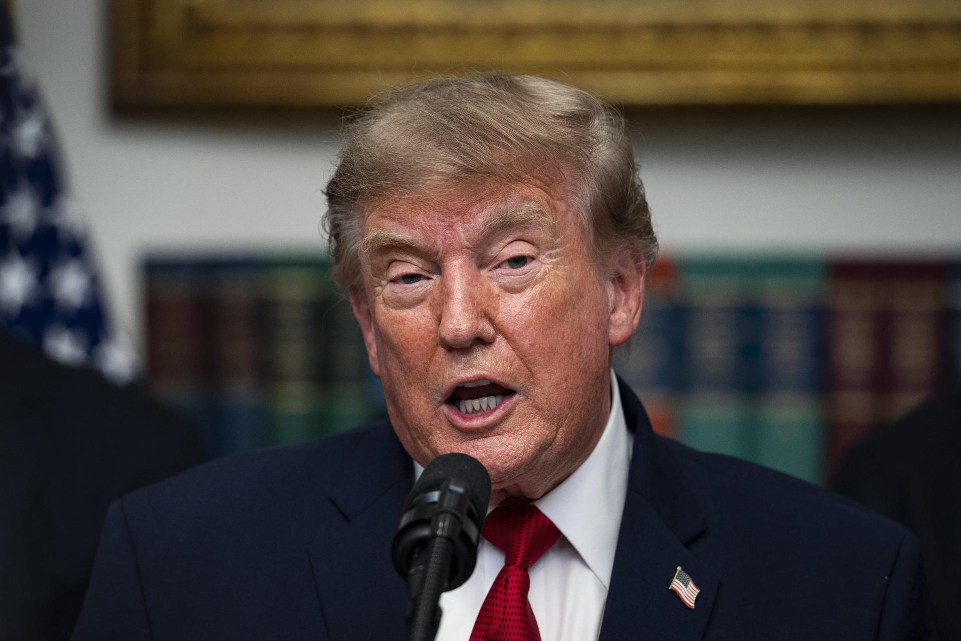 Imagen del artículo de NewsPR: Trump ve el acuerdo con Canadá para pausar los aranceles como "muy justo" para ambos países