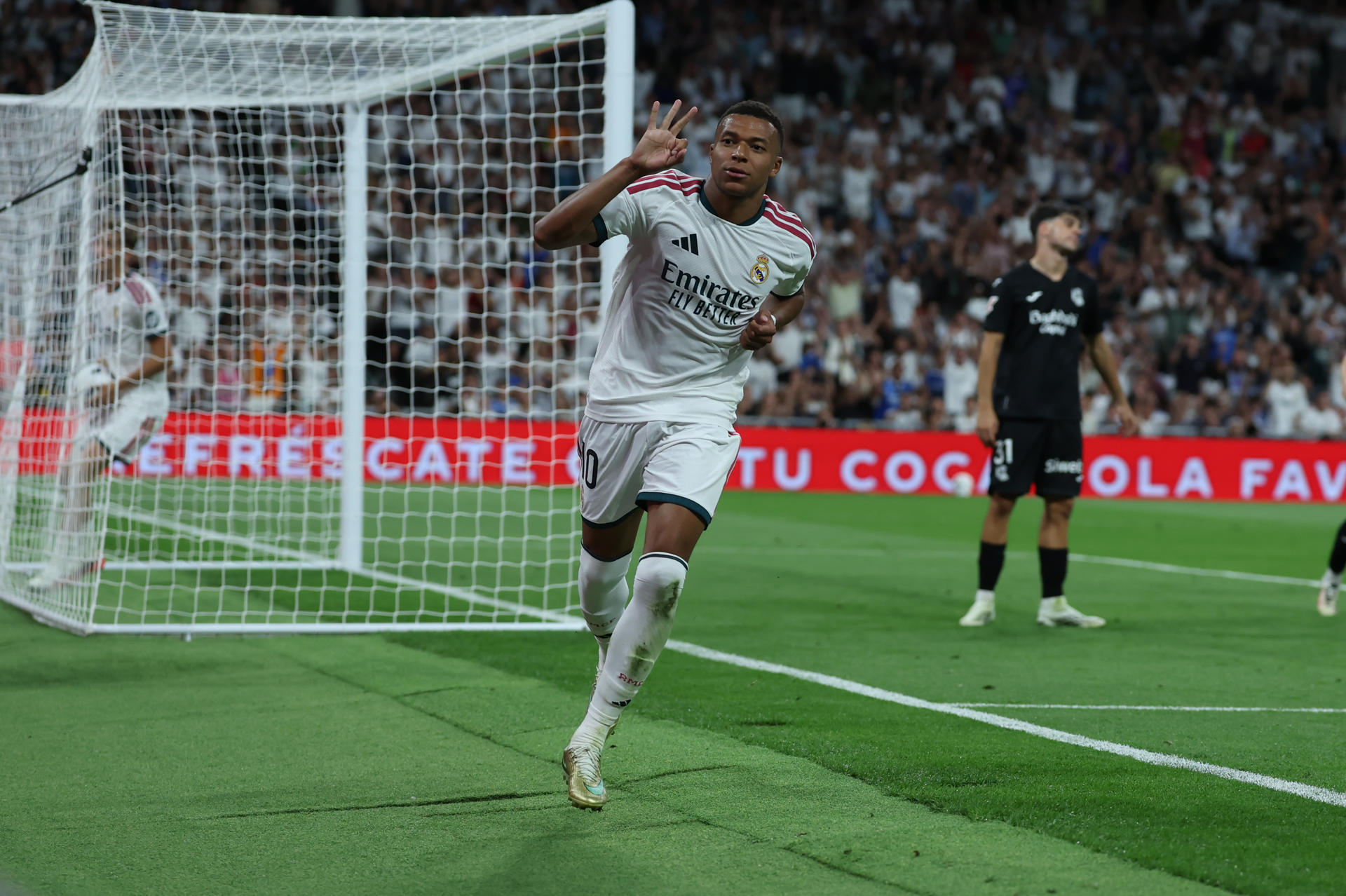 Imagen de la cobertura de: Mbappé homenajea a Mourinho en triunfo del Real Madrid