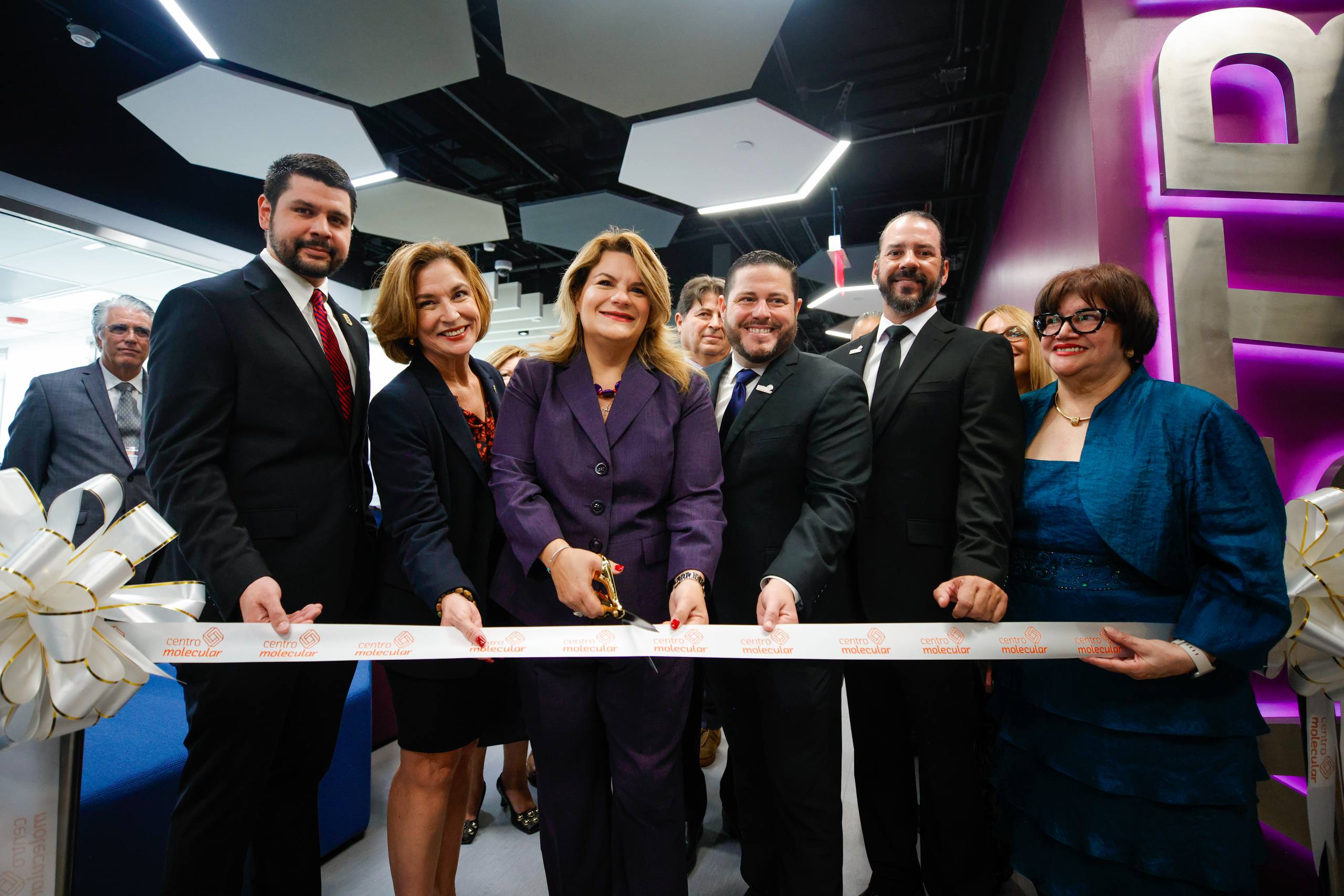 Imagen del artículo de NewsPR: Gobernadora inaugura incubadora científica ASTRE y asigna $4 millones para ampliar el Centro Molecular de la UPR