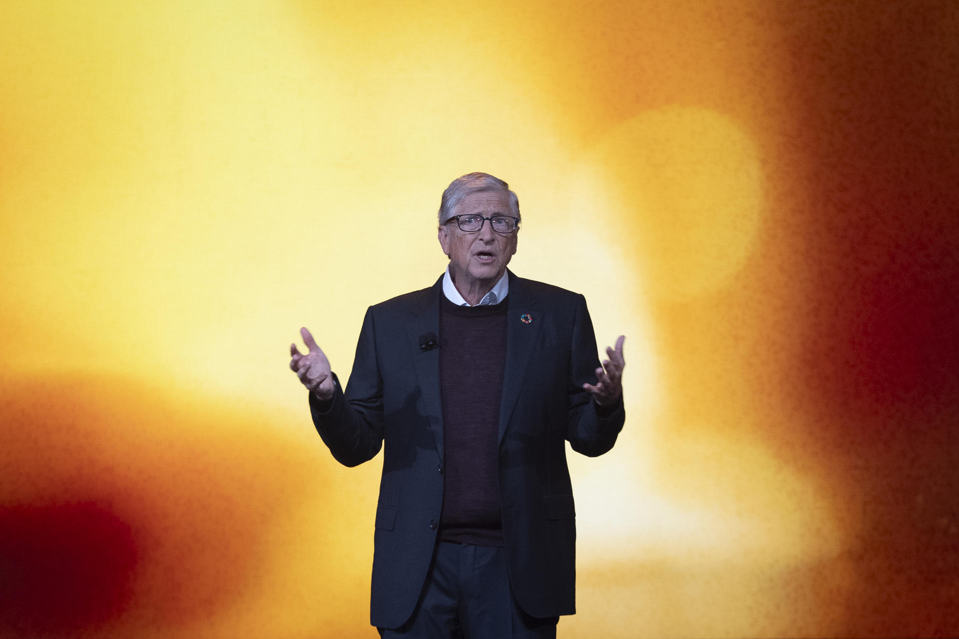Imagen de la cobertura de: Bill Gates propone reservar empleos para humanos ante el avance de la IA