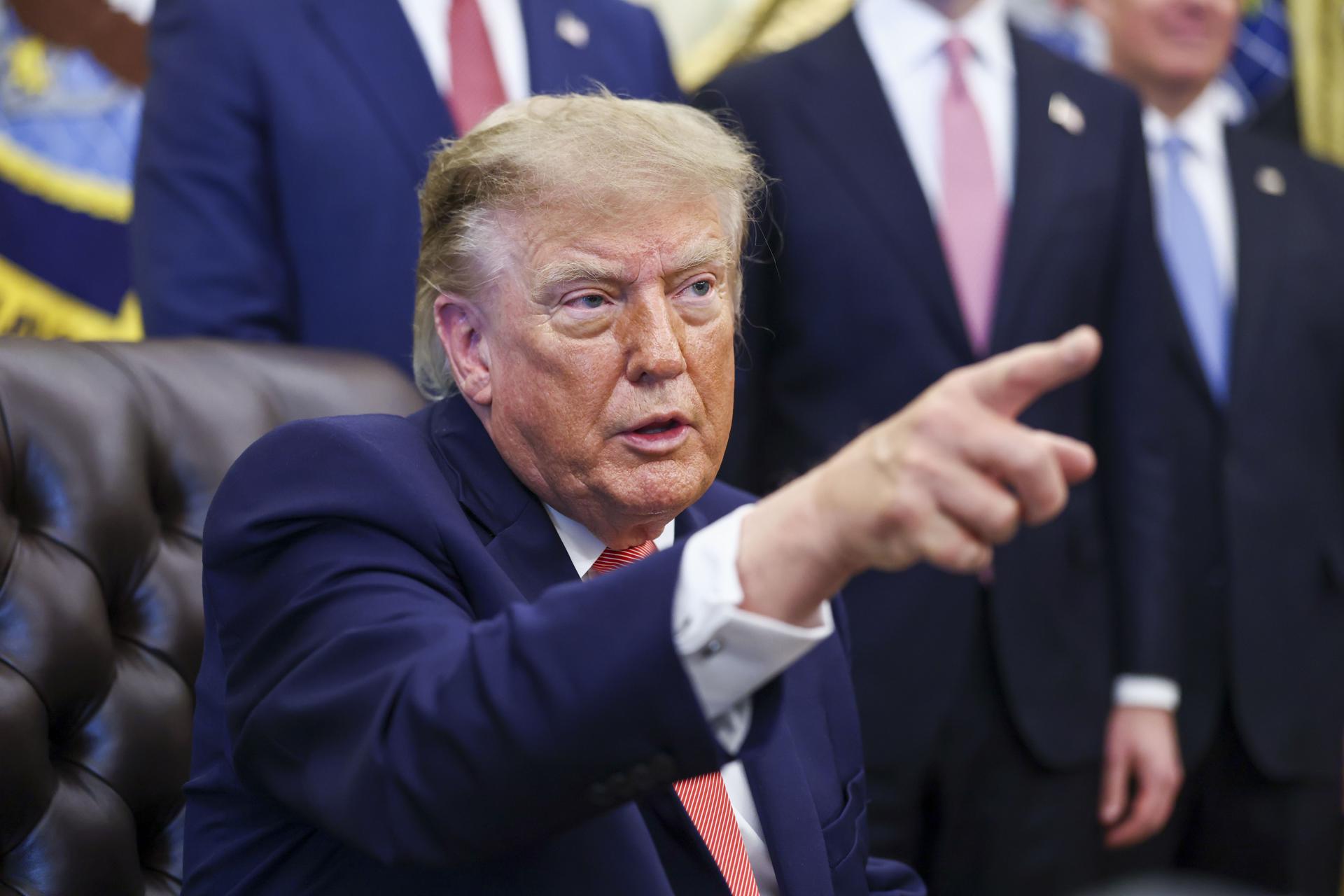 Imagen del artículo de NewsPR: Trump evita dar su respaldo electoral a Le Pen en medio de las protestas en Francia