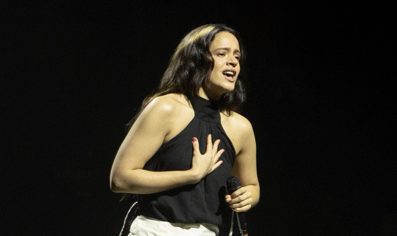 Imagen del artículo de NewsPR: Rosalía sale "coroná" de Puerto Rico tras atender la confesión de Young Miko en 'Lux Tour'