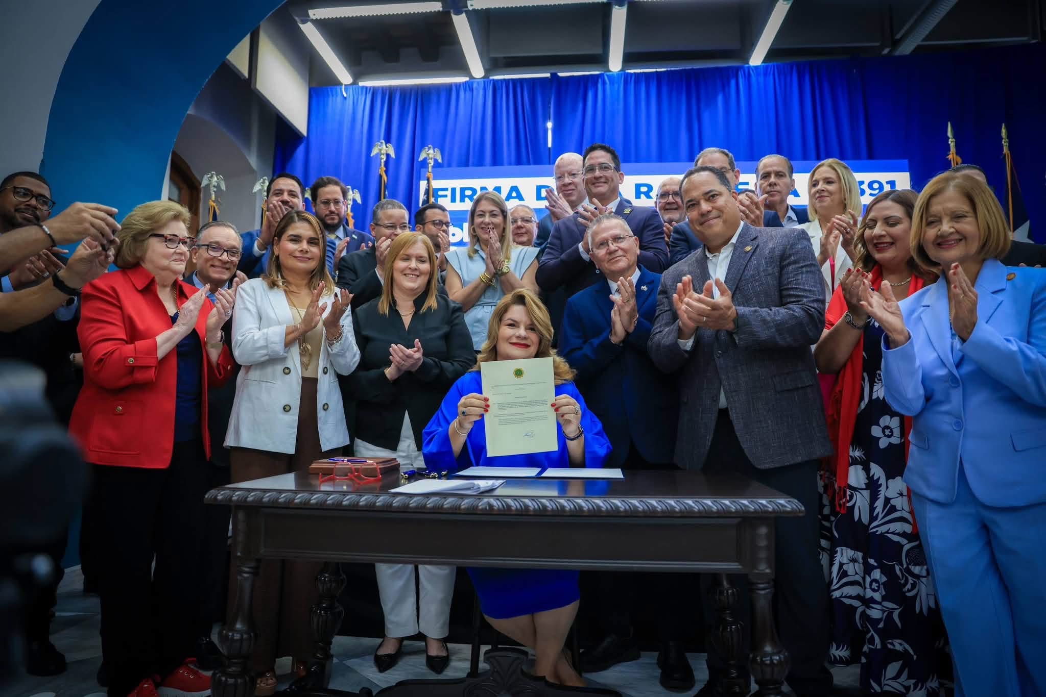 Imagen del artículo de NewsPR: Gobernadora firma petición formal de Estadidad
