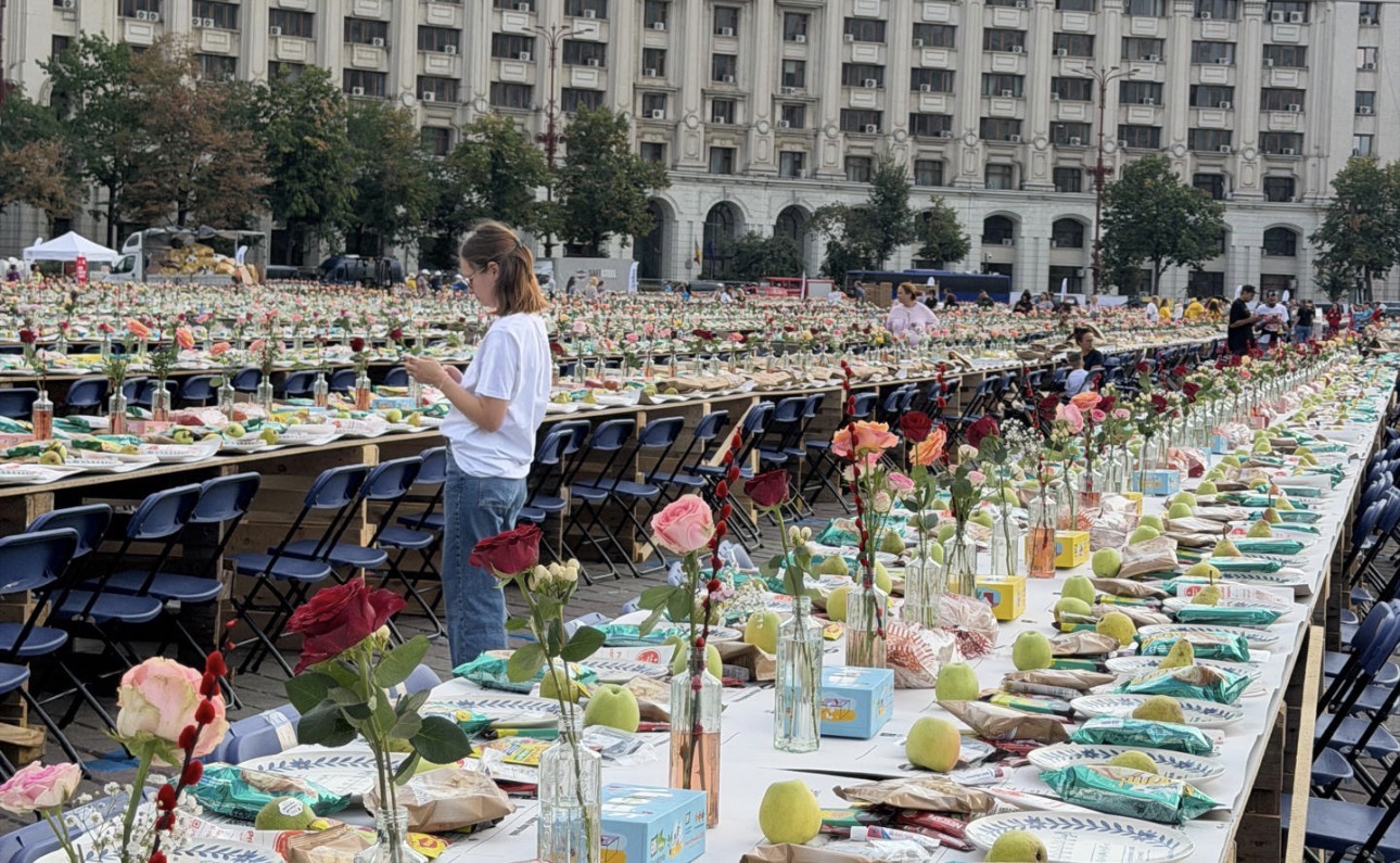 Imagen del artículo de NewsPR: 20,000 personas comparten mesa en Bucarest para romper un récord Guinness