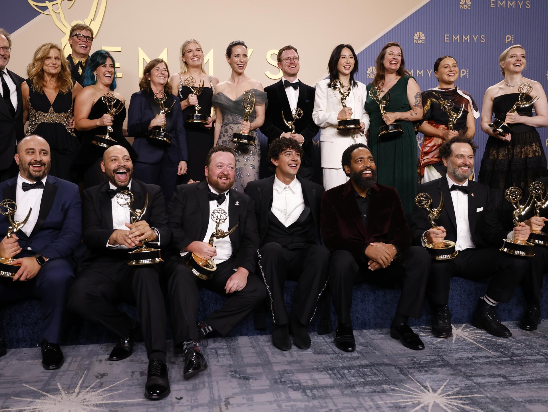 Imagen del artículo de NewsPR: 'Widow's Bay' arrasa en unos Emmy que honran la partida de grandes estrellas de Hollywood