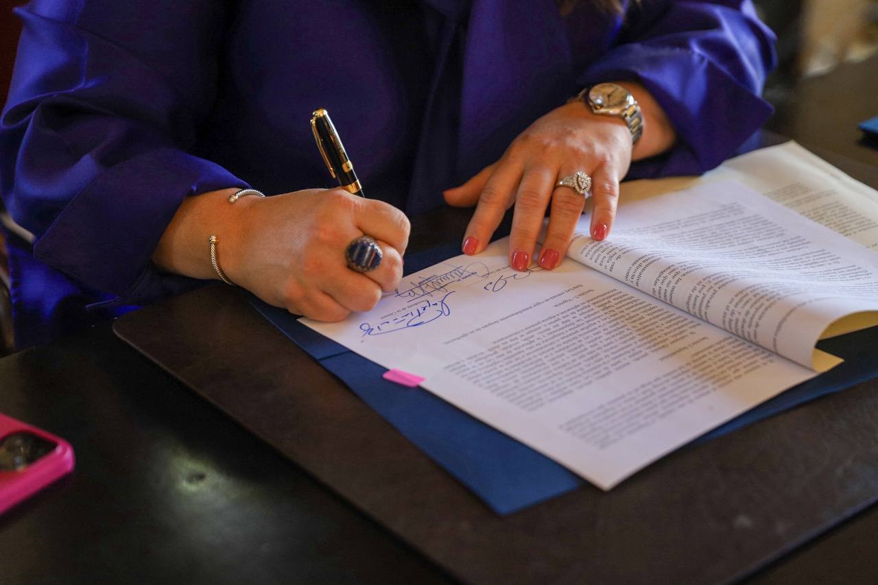 Imagen de la cobertura de: Gobernadora firma orden para implantar el Workforce Pell Grant Program