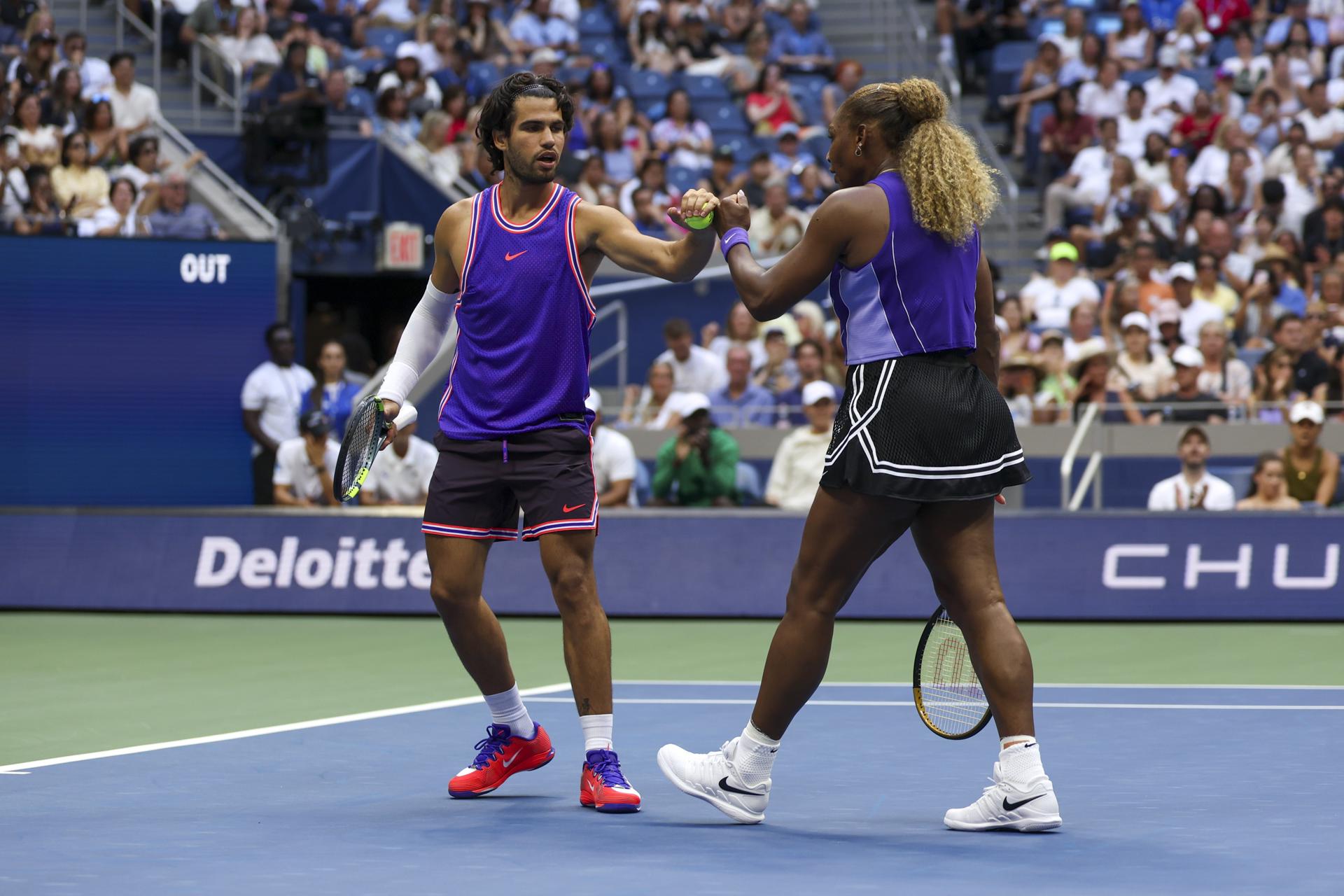 Imagen del artículo de NewsPR: Alcaraz reaparece 4 meses después y avanza en el dobles mixto junto a Serena Williams