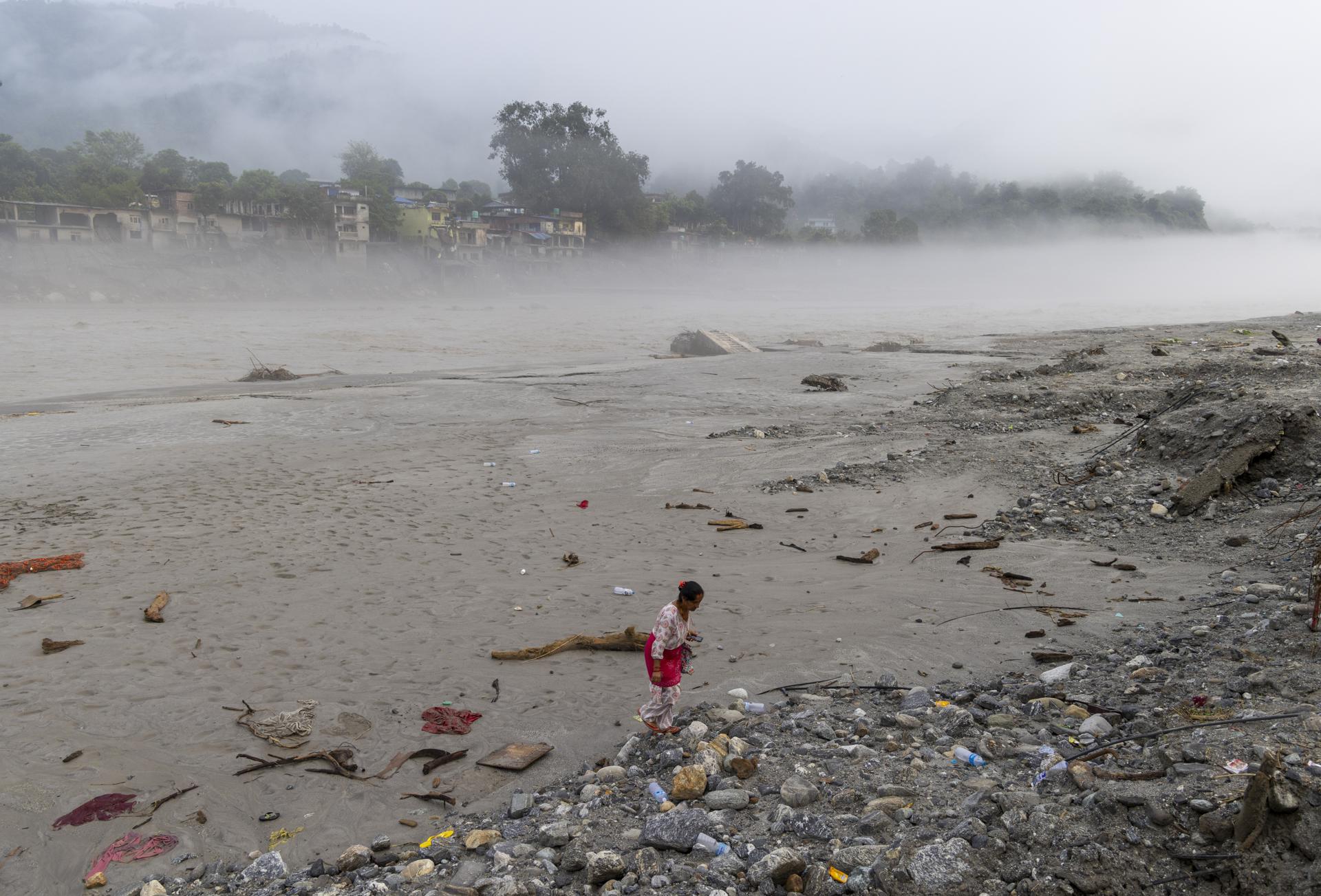 Imagen del artículo de NewsPR: Nepal reporta casi 1,400 muertos y mantiene en más de 4,000 los desaparecidos tras riada