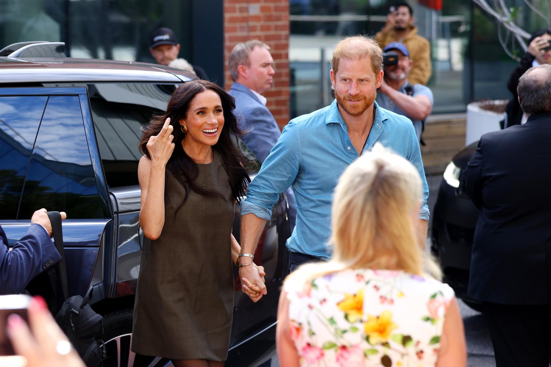 Imagen del artículo de NewsPR: El rey Carlos III afirma que su hijo Enrique y Meghan siguen fuera de la familia real