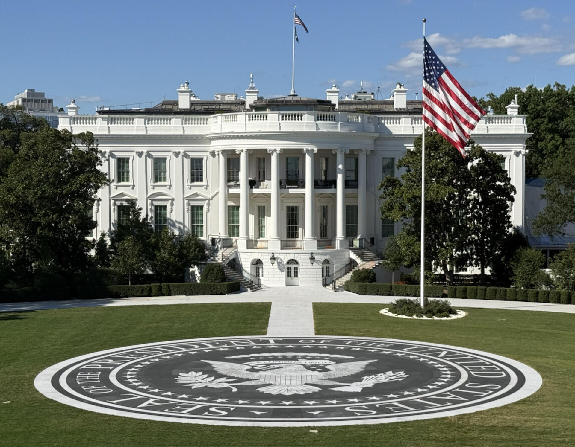 Imagen del artículo de NewsPR: Trump construye un helipuerto de granito en el jardín de la Casa Blanca