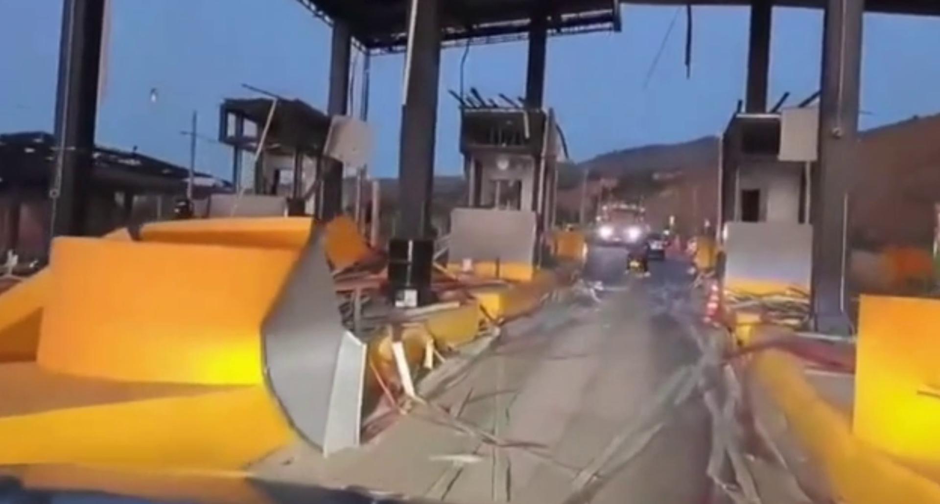 Imagen del artículo de NewsPR: Ataque con explosivos destruye un peaje un día después de investidura de De la Espriella