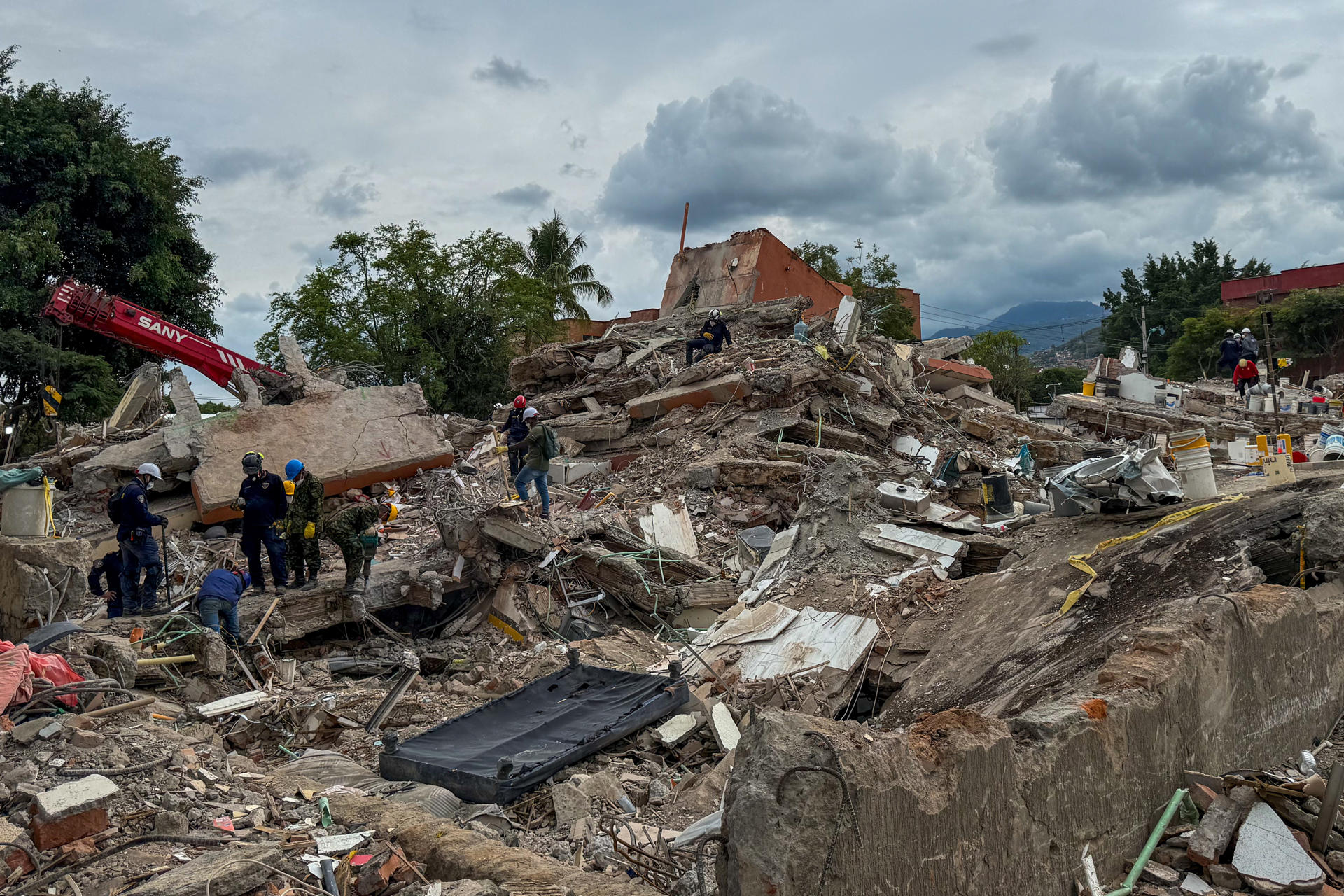 Imagen del artículo de NewsPR: Colombia se centra en sacar cuerpos bajo escombros sin esperanzas de hallar supervivientes